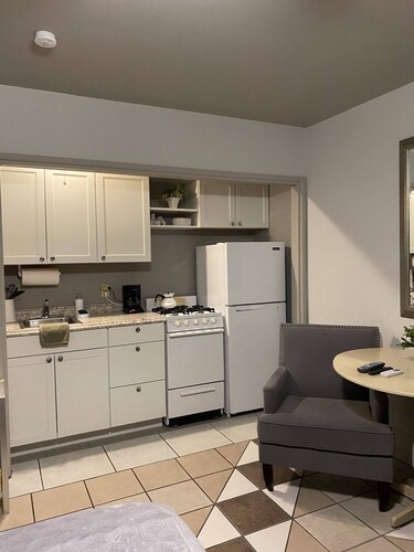 WARM MINERAL SPRINGS MODERN WATERFRONT STUDIO