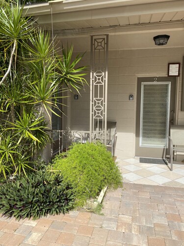 WARM MINERAL SPRINGS MODERN WATERFRONT STUDIO