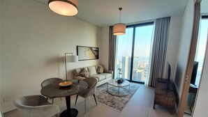 Appartement (1 Bedroom) | Woonruimte | Een 0-cm plasmatelevisie met satellietzenders en televisie