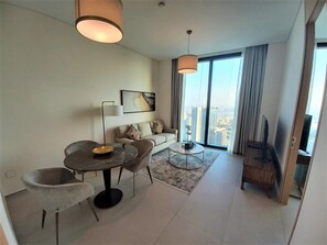 Leilighet (1 Bedroom) | Oppholdsområde | En 0-centimeters plasma-TV med Parabol-TV samt TV