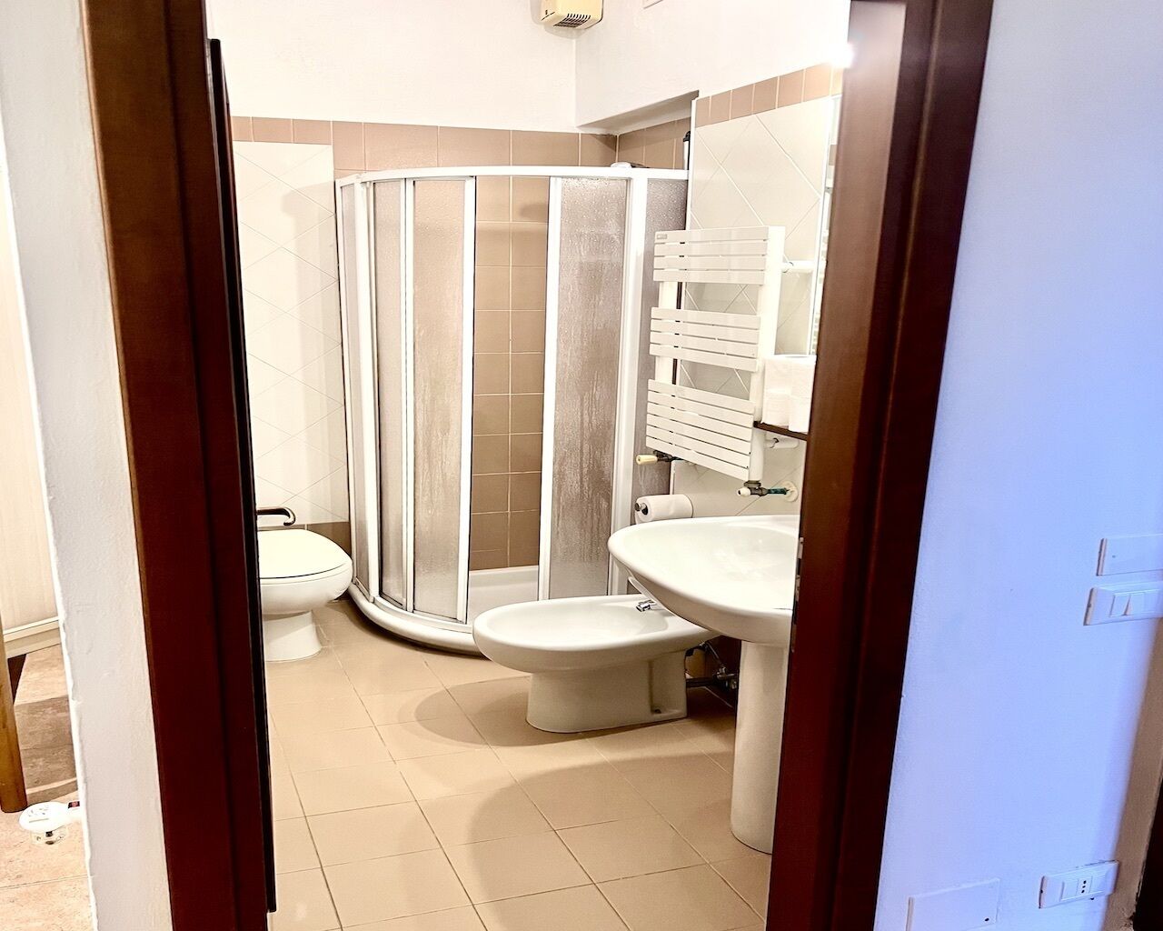Dusche, Haartrockner, Bidet, Handtücher