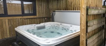 Poppy's Place Luxury Tiny Home With Secluded  Patio, Hot Tub