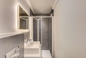 Badewanne, Haartrockner, Handtücher