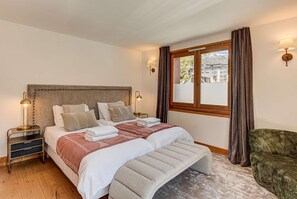 4 bedrooms, desk, WiFi, bed sheets