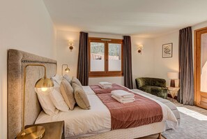 4 bedrooms, desk, WiFi, bed sheets