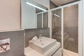 Bathtub, hair dryer, towels