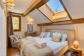3 bedrooms, desk, WiFi, bed sheets