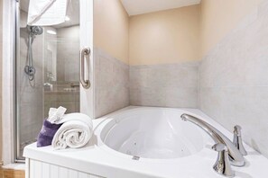 Ensemble douche/baignoire, baignoire à jets, sèche-cheveux