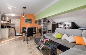 A modern apartment with a dining area, kitchen, and living room. - Gorgeous apartment in Rijeka with house sea view (Rijeka)