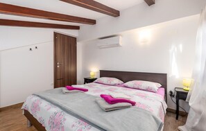 2 quartos, ferros/tábuas de passar roupa, Wi-Fi de cortesia