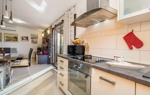 ثلاجة، فرن، موقد طهي مسطح، غسالة أطباق