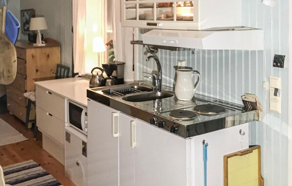 Kjøleskap, mikrobølgeovn, kokeplater og kaffetrakter/tekoker