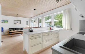 Køleskab, kogeplade, opvaskemaskine, kaffe-/temaskine