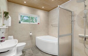 Shower - 2 bedroom cozy home in Nexø (Nexø)