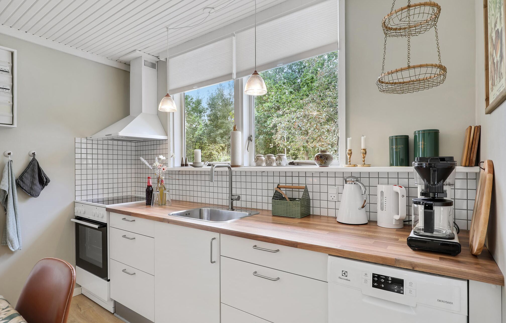 Fridge, stovetop, dishwasher, coffee/tea maker