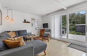 TV, fireplace - Beautiful home in Aakirkeby with WiFi (Aakirkeby)
