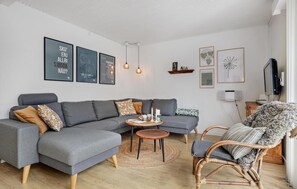 TV, fireplace - Beautiful home in Aakirkeby with WiFi (Aakirkeby)