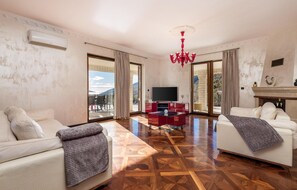 Smart TV - Awesome home in Veprinac with WiFi (Veprinac)