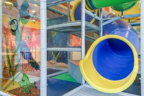 Ein Spielbereich für Kinder mit Rutsche und Klettergerüsten.