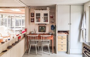 KĂŒhlschrank, Herdplatte, Wasserkocher mit Kaffee-/Teezubehör