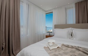 5 chambres, coffres-forts dans les chambres, lit parapluie