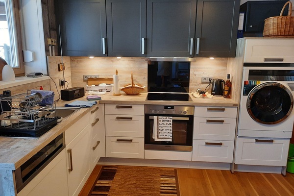 Een koelkast, een microgolfoven, een oven, een kookplaat