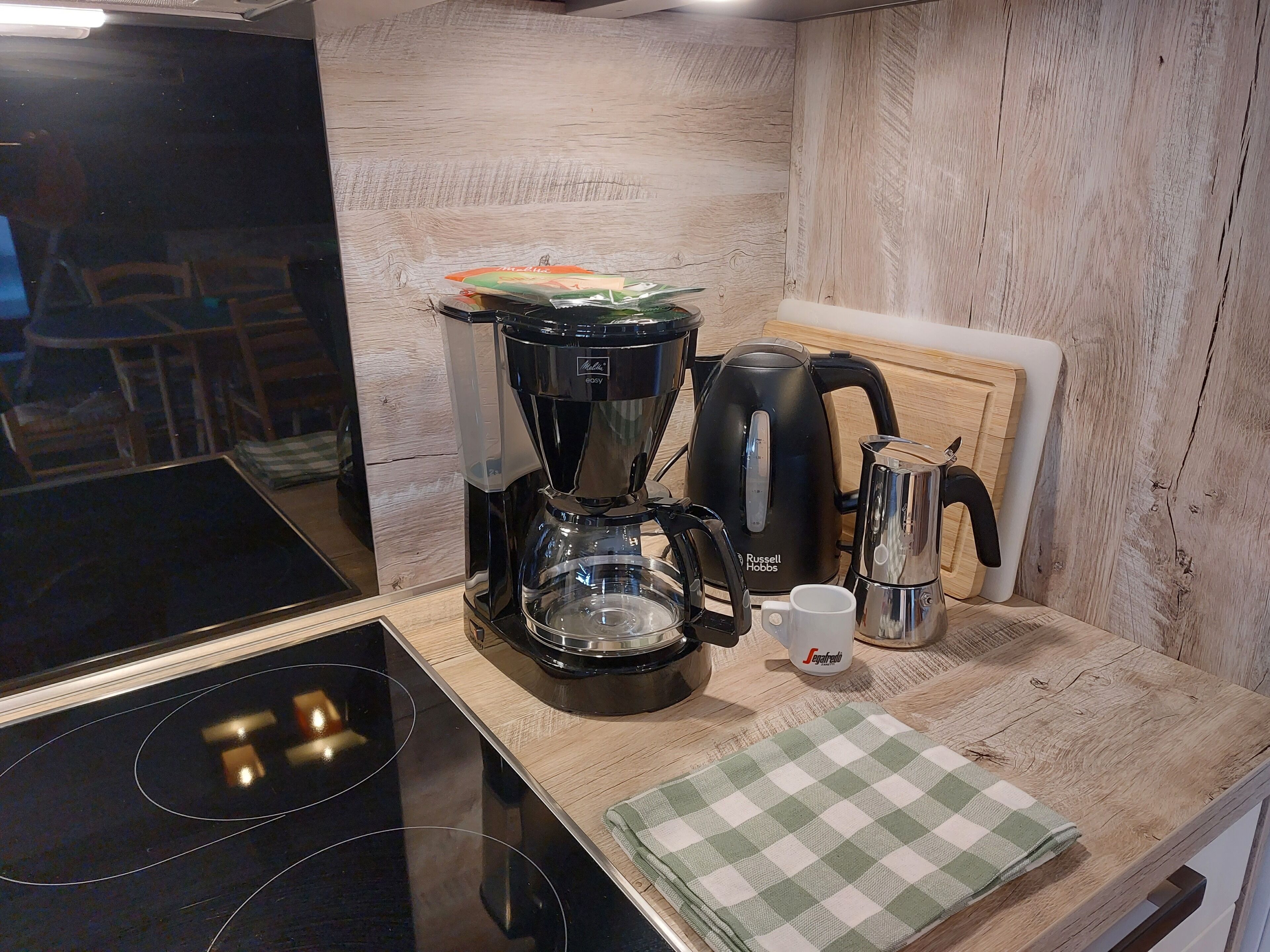 Kühlschrank, Mikrowelle, Ofen, Herdplatte