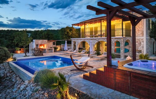 Amazing home in Stinica