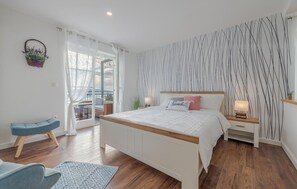 3 chambres, coffres-forts dans les chambres, lit parapluie