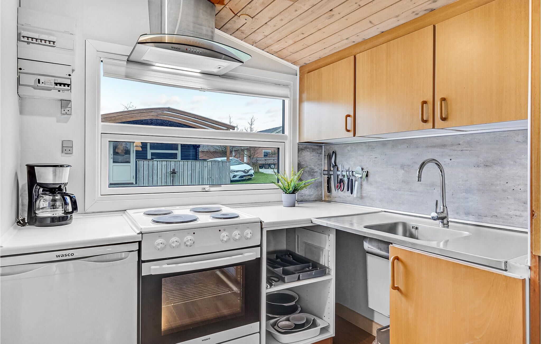 Fridge, stovetop, coffee/tea maker