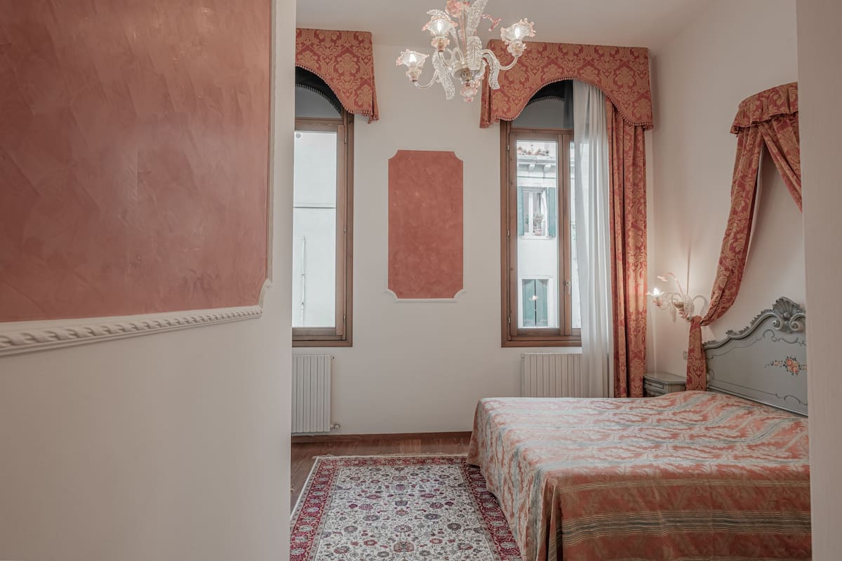 Standaard driepersoonskamer, uitzicht op kanaal | Luxe beddengoed, een minibar, individueel gedecoreerd