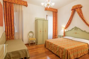 Standard Triple Room | Premium bedding, minibar, individually decorated, individually furnished - Hotel Al Sotoportego (Venice)