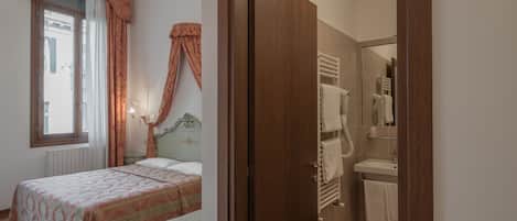 Standaard driepersoonskamer, uitzicht op kanaal | Badkamer | Een douche, handdoeken