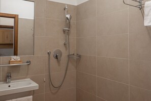 Standard Triple Room, Canal View | Bathroom - Hotel Al Sotoportego (Venice)