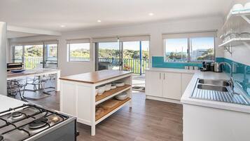 Microwave, oven, dishwasher, coffee/tea maker