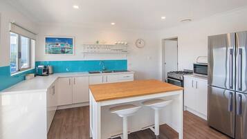 Microwave, oven, dishwasher, coffee/tea maker