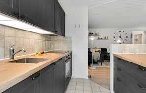 Een koelkast, een oven, een kookplaat, een vaatwasser