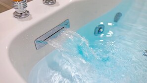 A bathtub with running water. - Gapyeong Ddobagi Pet & Spa Glamping (Gapyeong)