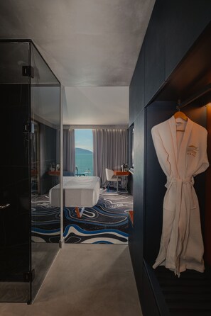 Superior Sea View | เครื่องนอนระดับพรีเมียม, เตียงเมมโมรีโฟม, มินิบาร์, ตู้นิรภัยในห้องพัก