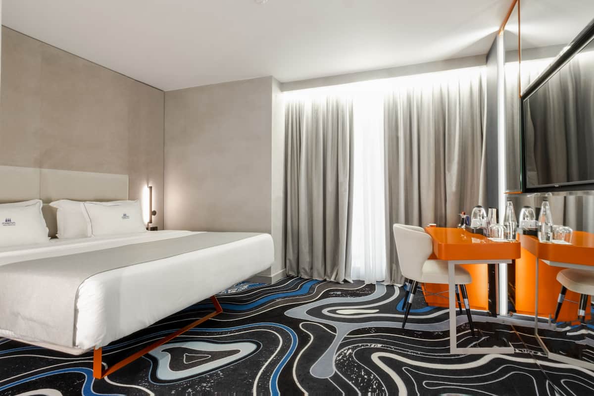 Superior Back View | Hochwertige Bettwaren, Betten mit Memory-Foam-Matratzen, Minibar