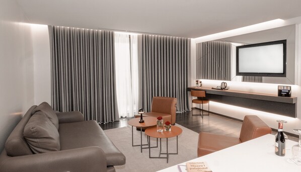 Premium bedding, memory-foam beds, minibar, in-room safe - Maritim Marina Bay Luxury Resort (Vlorë)