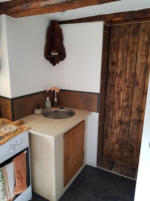 Een koelkast, een magnetron, een oven, een kookplaat