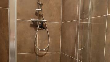 Douche, sèche-cheveux, serviettes fournies, savon