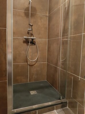 تجهيزات دش، مجففات شعر، مناشف، صابون