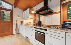 Kylskåp, spishäll, diskmaskin och kaffe- och tebryggare