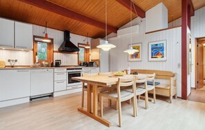 Jääkaappi, liesi, astianpesukone, kahvin-/teenkeitin