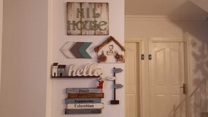 Habitación doble clásica | Área de sala de estar | Televisión LCD