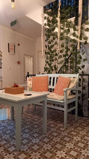 Habitación doble clásica | Área de sala de estar | Televisión LCD