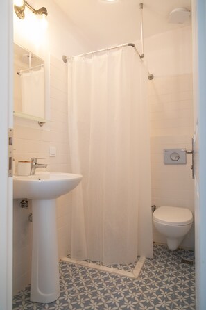 Habitación doble clásica | Baño | Regadera, regadera tipo lluvia, toallas 