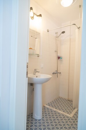 Classic Double Room | Bathroom | Shower, rainfall showerhead, towels - Nil House Ayvalık 1 (Ayvalik)